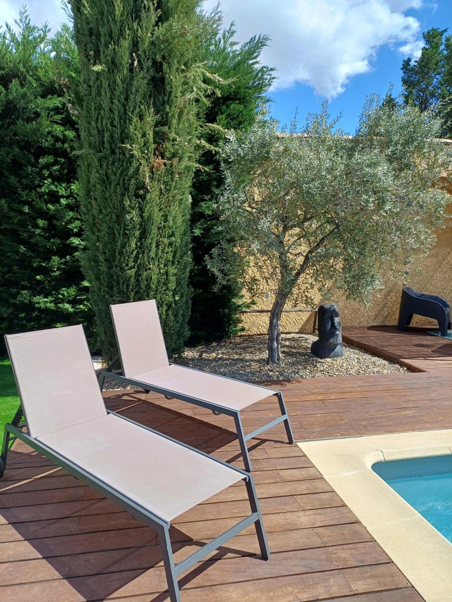 Family First Villa Gargas  Bagian luar foto