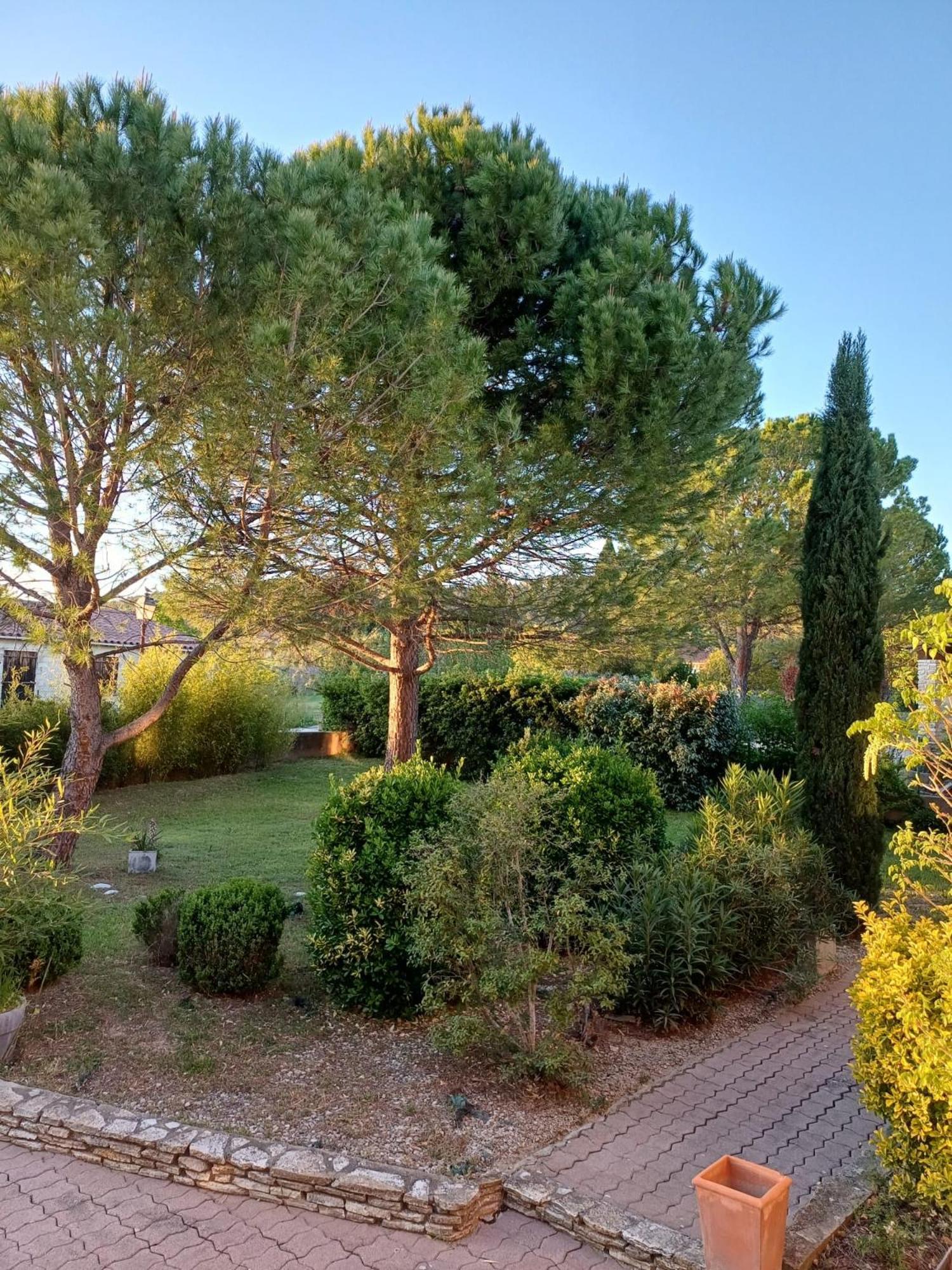 Family First Villa Gargas  Bagian luar foto